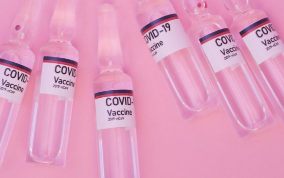 Atnaujinamas skiepijimas „AstraZeneca“ vakcina, gyventojai galės rinktis vakciną