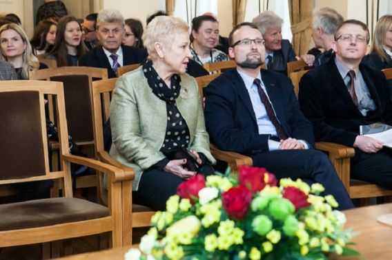 2017 m. Kalbos premiją Seimo Lituanistikos tradicijų ir paveldo įprasminimo komisija skyrė A. Bartnikui