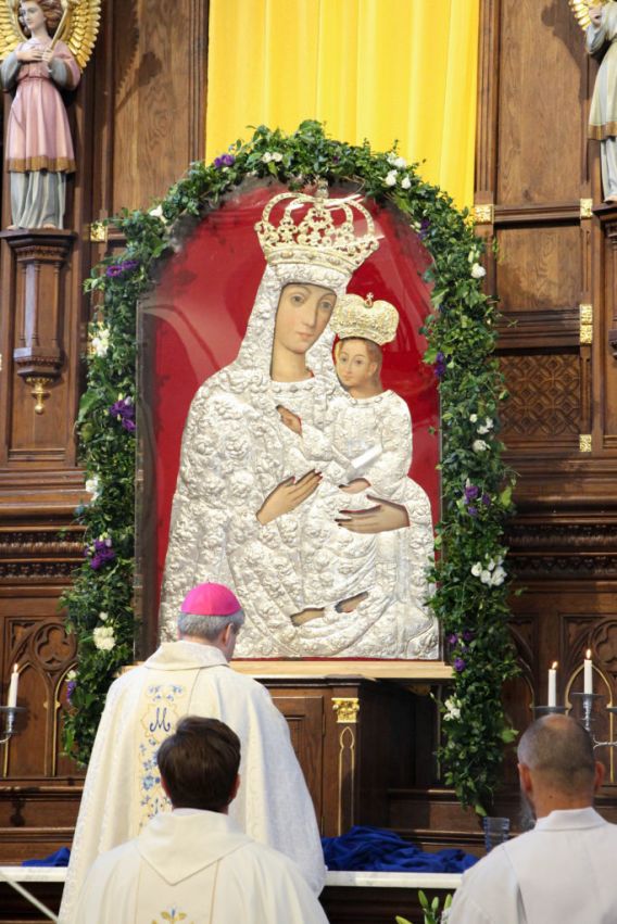 Į Krekenavos baziliką grįžo stebuklais garsus Mergelės Marijos su Vaikeliu paveikslas
