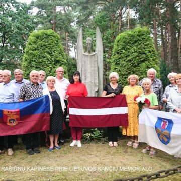 Latvijos politiniai kaliniai ir tremtiniai: mus sieja ne tik Baltijos kelias, bet ir sovietinės okupacijos nuožmumas