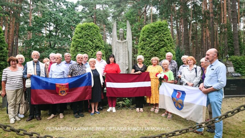 Latvijos politiniai kaliniai ir tremtiniai: mus sieja ne tik Baltijos kelias, bet ir sovietinės okupacijos nuožmumas