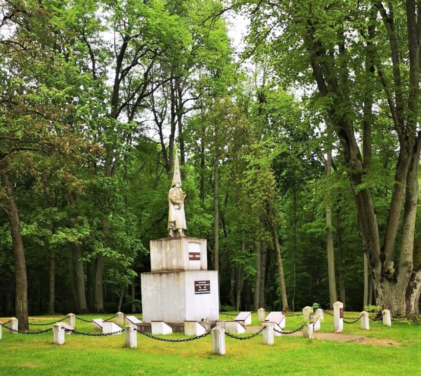 Dėl sovietinio okupanto simbolių pašalinimo Raudonės pilyje Dėl sovietinio okupanto simbolių pašalinimo Raudonės pilyje