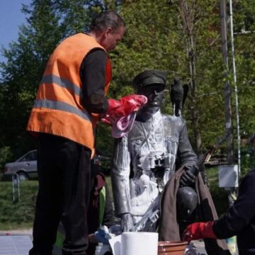 Įtariamieji A. Ramanausko-Vanago paminklo Merkinėje išniekinimu apklausiami Lietuvoje ir Latvijoje