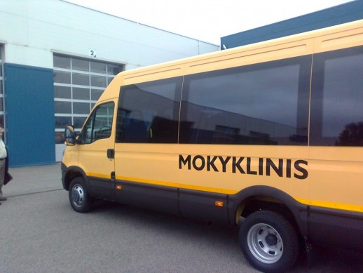 Mokykliniais geltonaisiais autobusais gyventojus galima vežti vakcinuotis