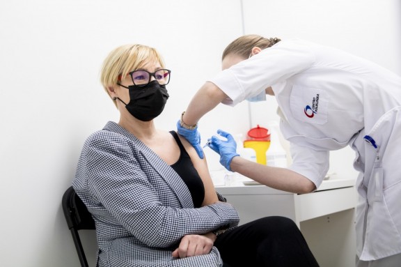 Ministrė J. Šiugždinienė kreipiasi į švietimo ir studijų įstaigų darbuotojus, skatindama skiepytis dar nespėjusius to padaryti