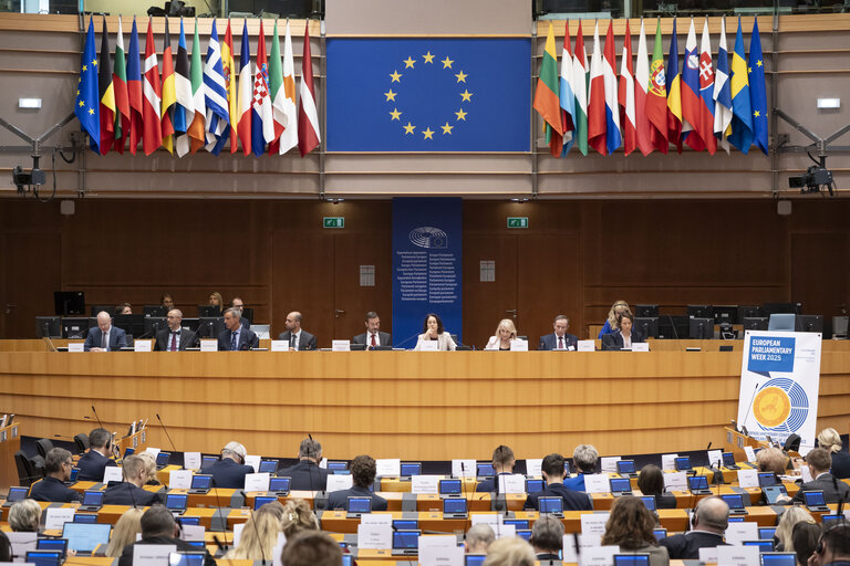 Europarlamentarai: Ukraina privalo būti įtraukta į derybas dėl taikos Europarlamentarai: Ukraina privalo būti įtraukta į derybas dėl taikos