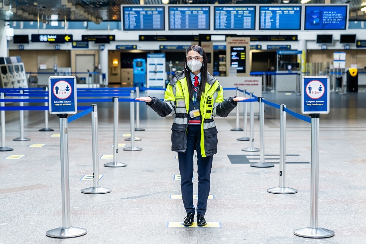 Lietuvos oro uostai primena taisykles: su savadarbėmis kaukėmis į lėktuvą keleiviai gali būti neįleisti