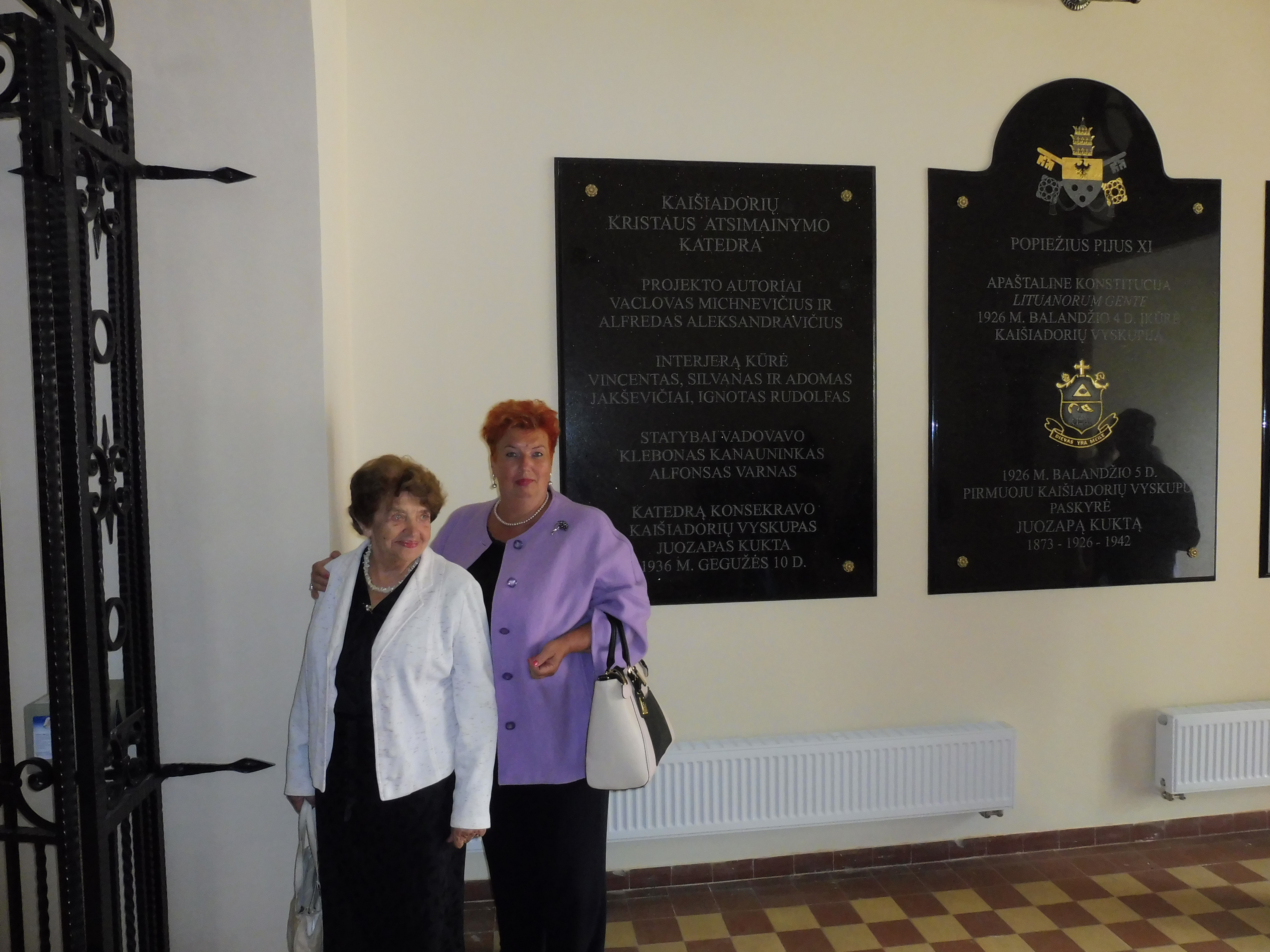 2016m.Kaišiadorių katedros atlaidų šventė. Jakševičių giminaitės Nijolė Remeikienė ir Rema Bartkienė
