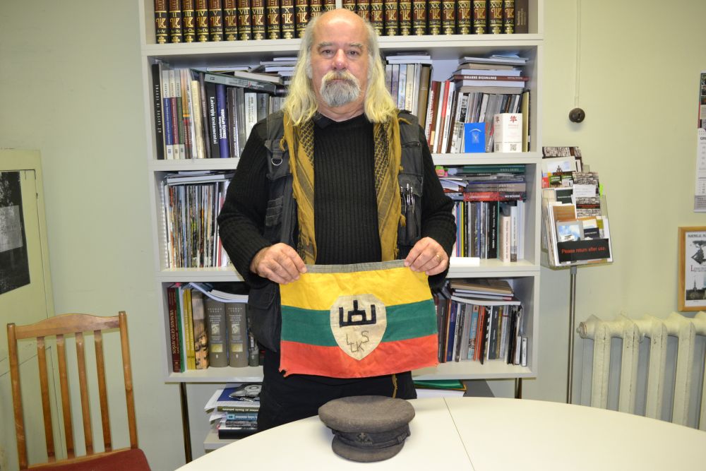 Kanados kariuomenės žvalgybos karininkas Kostas Rimša Lietuvai įteikė įspūdingą dovaną – autentišką partizaninę kepurę ir partizaninę trispalvę