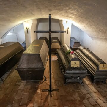 Restauruoti du Trakų Vokės Tiškevičių sarkofagai