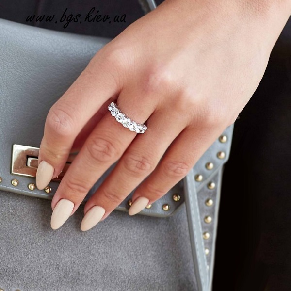 Žiedai su briliantais – kiekvienos moters rankų pažiba