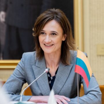 Viktorija Čmilytė-Nielsen: “Valdantieji su dideliu įžūlumu jungia antrąją buldozerio pavarą, kad iš visuomeninio transliuotojo pasidarytų sau palankią valstybinę televiziją” Viktorija Čmilytė-Nielsen: “Valdantieji su dideliu įžūlumu jungia antrąją buldozerio pavarą, kad iš visuomeninio transliuotojo pasidarytų sau palankią valstybinę televiziją”