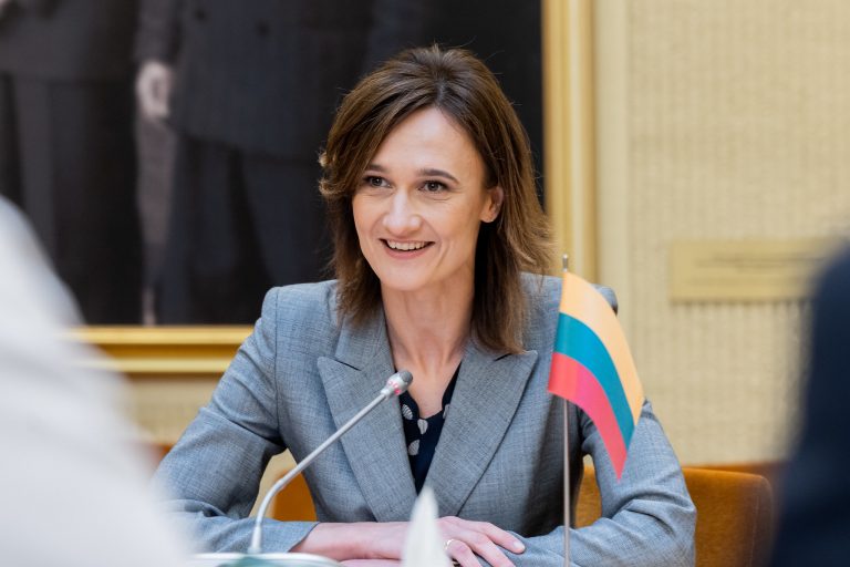 Viktorija Čmilytė-Nielsen: “Valdantieji su dideliu įžūlumu jungia antrąją buldozerio pavarą, kad iš visuomeninio transliuotojo pasidarytų sau palankią valstybinę televiziją” Viktorija Čmilytė-Nielsen: “Valdantieji su dideliu įžūlumu jungia antrąją buldozerio pavarą, kad iš visuomeninio transliuotojo pasidarytų sau palankią valstybinę televiziją”