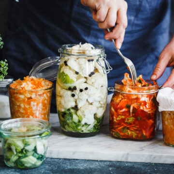 Fermentuotos daržovės padės nebrangiai sustiprinti imunitetą: kaip pasigaminti gardų kimči namuose?