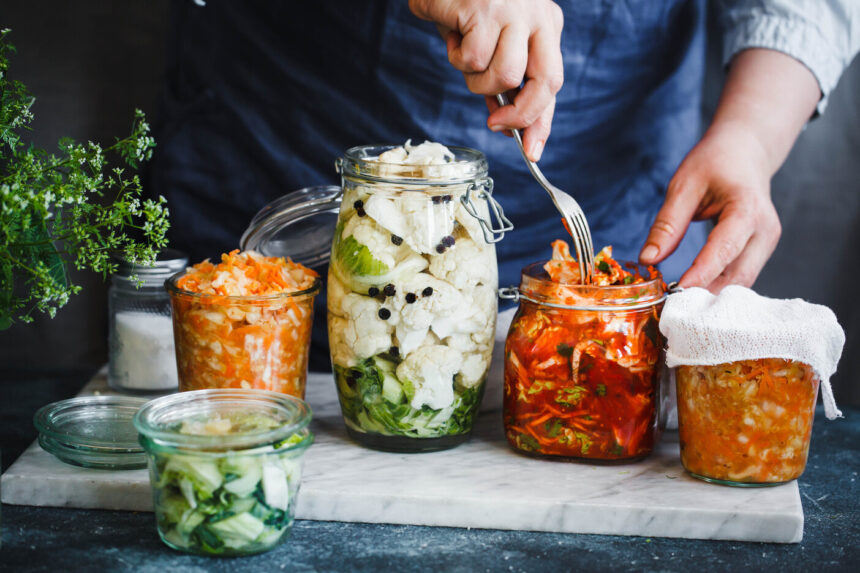 Fermentuotos daržovės padės nebrangiai sustiprinti imunitetą: kaip pasigaminti gardų kimči namuose?