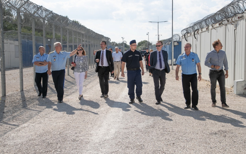 Vengrija padės įrengti 15 km fizinį barjerą pasienyje, Ukraina dovanoja 100 km koncertinos