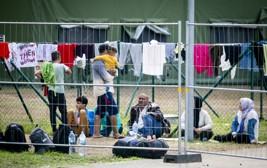 Migrantai iš vasaros stovyklaviečių bus perkeliami į šiltas patalpas