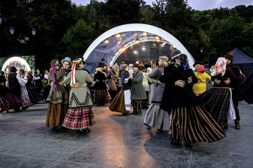 Rudenėjančią Lietuvą įsuks tradicinių šokių akcija