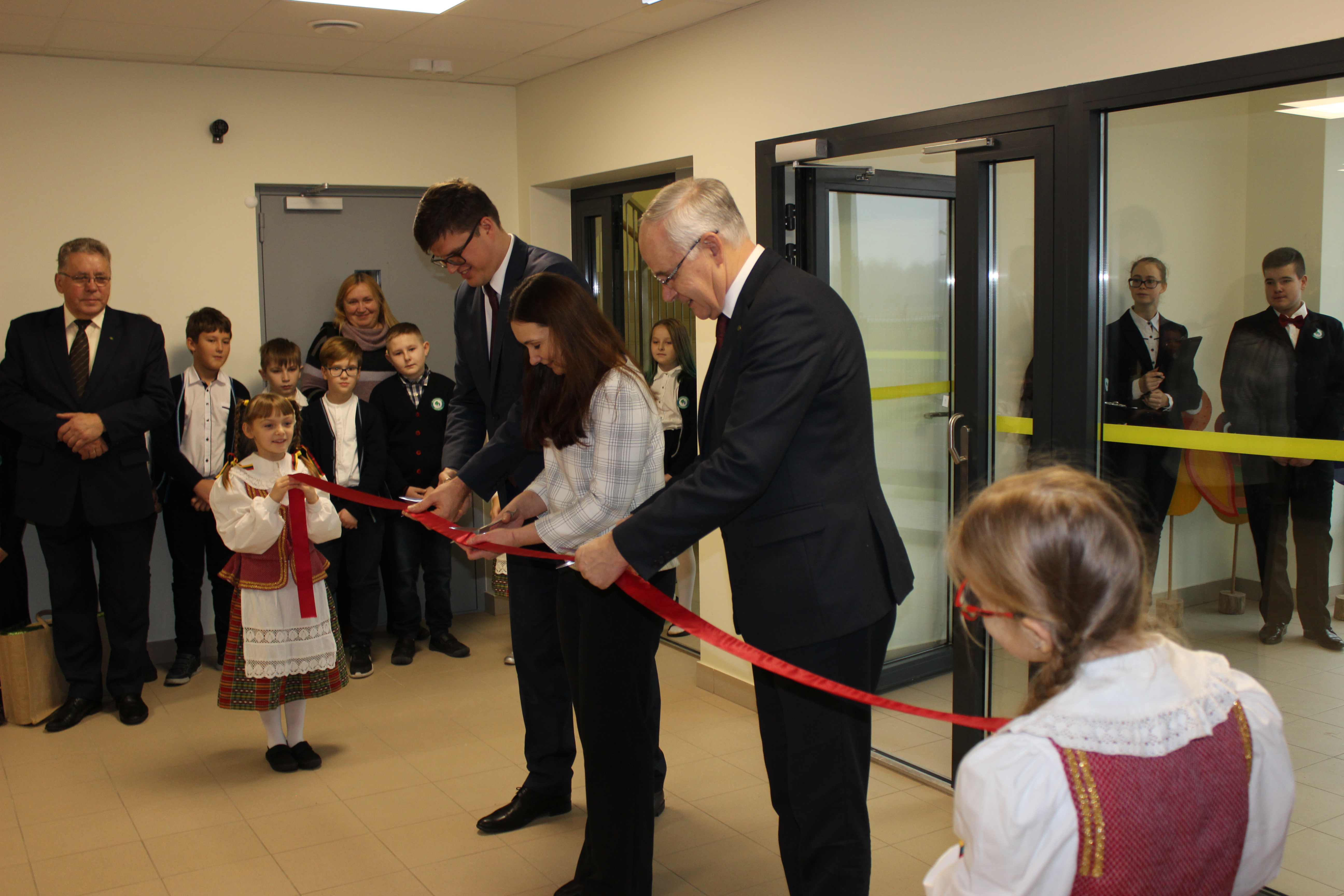 Vilniaus rajone, Ažulaukėje, atidaryta nauja lietuviška pradinė mokykla