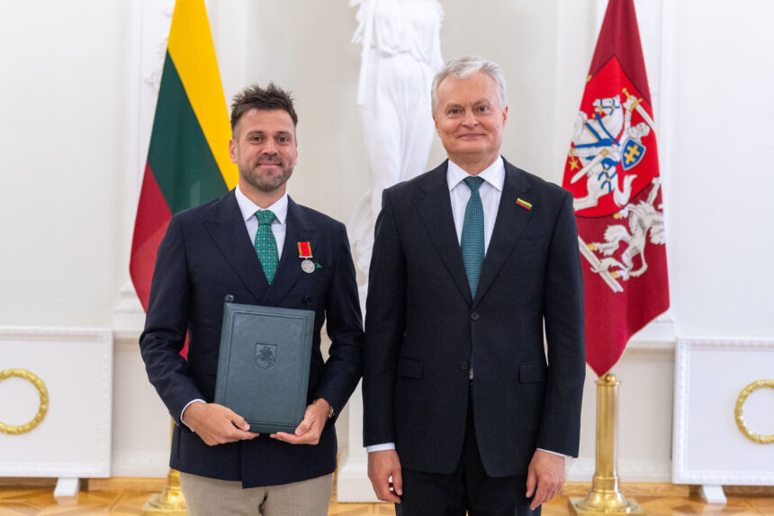 Argentinos lietuvių kultūros ir savišalpos draugija „Nemunas” džiaugiasi apdovanojimu Juan Ignacio Fourment Kalvelis Argentinos lietuvių kultūros ir savišalpos draugija „Nemunas” džiaugiasi apdovanojimu Juan Ignacio Fourment Kalvelis