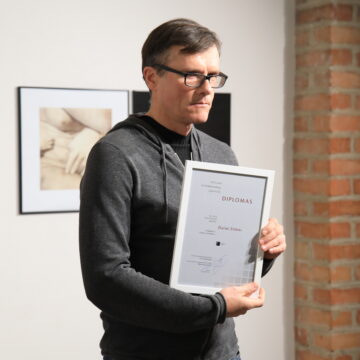 Šių metų Jono Dovydėno stipendija skiriama menininkui Dariui Žiūrai