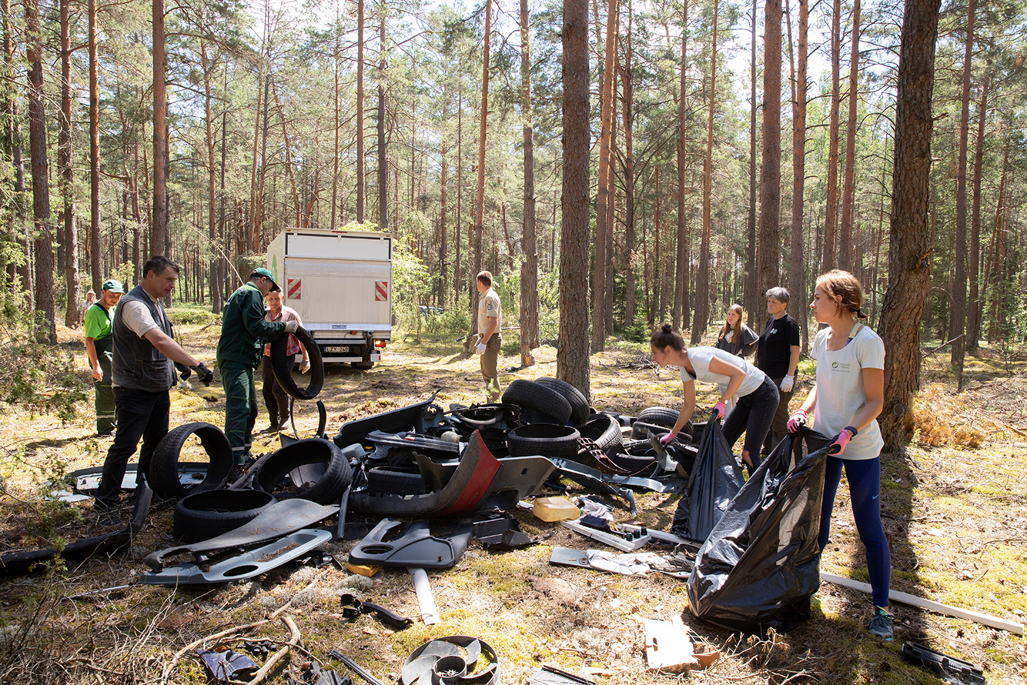 Dzūkijos miško pušynuose sutvarkyti nelegalūs autoservisų atliekų sąvartynai