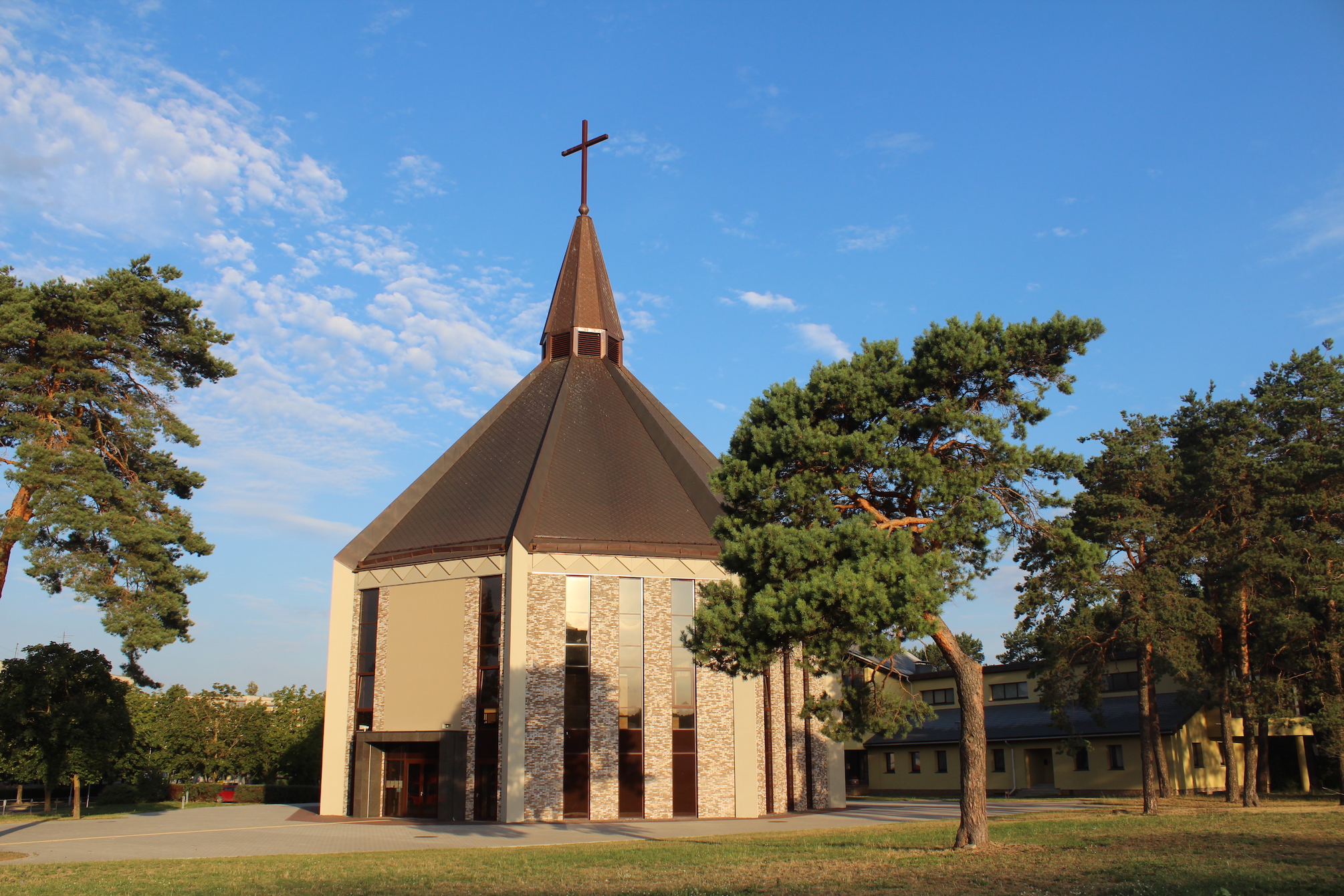 Vilniaus arkivyskupas metropolitas Gintaras Grušas pašventino naujai pastatytą Šventosios Dvasios bažnyčią Grigiškėse