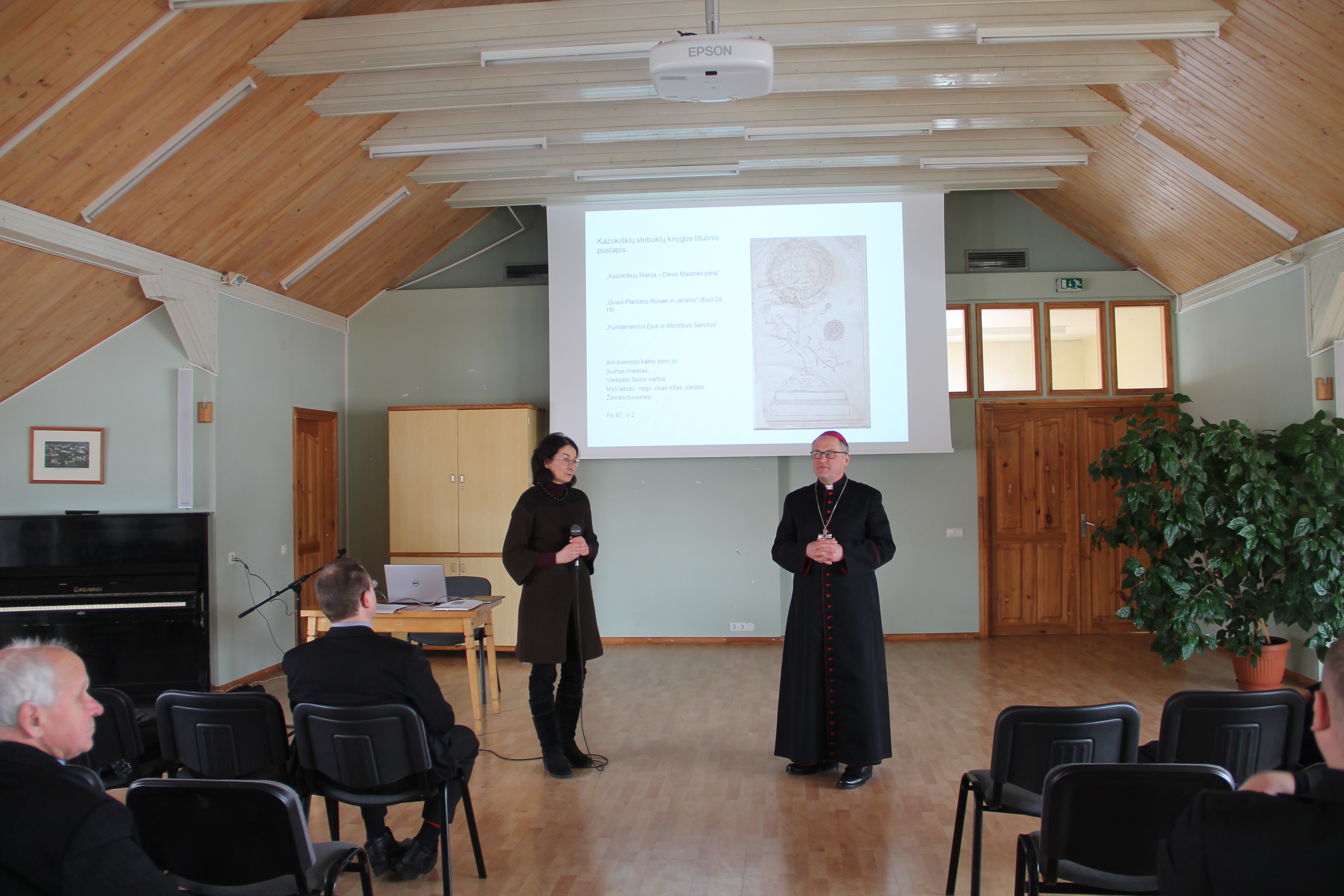 Kaišiadorių vyskupijos katechetikos centre pristatyta Kazokiškių Švč. Mergelės Marijos  Nugalėtojos stebuklų knyga