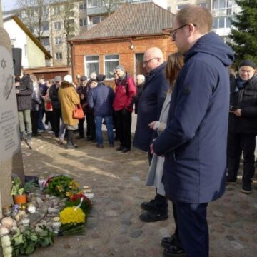 Prie buvusių Kauno geto vartų „Vaikų akcijos” 80-ųjų metinių minėjimas Prie buvusių Kauno geto vartų „Vaikų akcijos” 80-ųjų metinių minėjimas