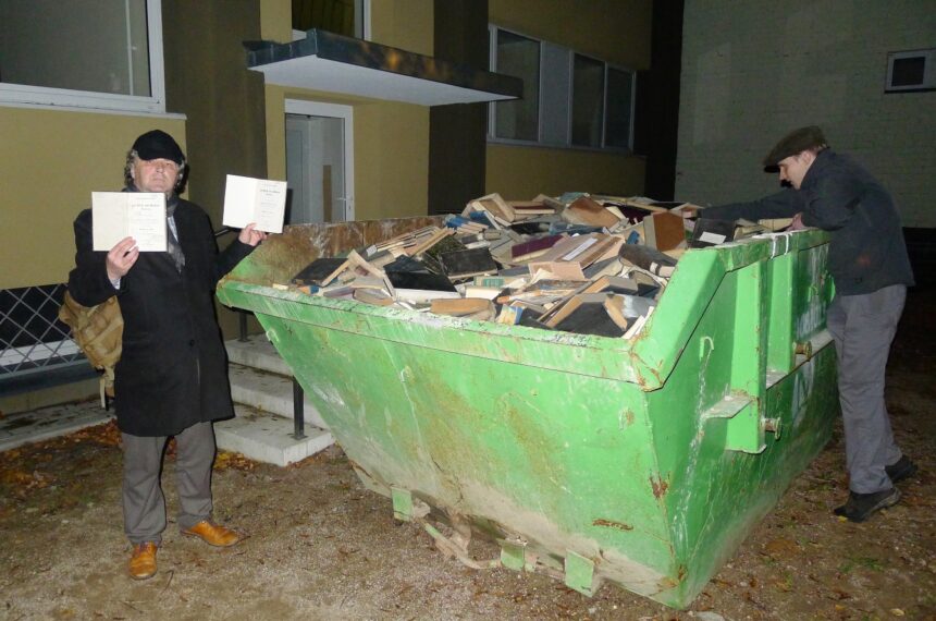 Kaune į statybinių atliekų konteinerį išmestos senos medicininės knygos