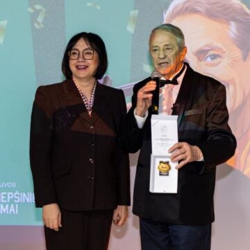 Švietimo, mokslo ir sporto ministerijos garbės ženklas įteiktas krepšinio metraštininkui V. Mačiuliui Švietimo, mokslo ir sporto ministerijos garbės ženklas įteiktas krepšinio metraštininkui V. Mačiuliui