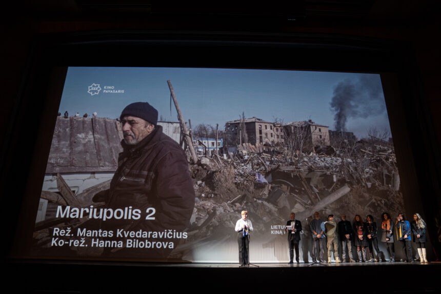 Ukrainoje nužudyto režisieriaus Manto Kvedaravičiaus dokumentinis filmas „Mariupolis 2“ jau kino teatruose