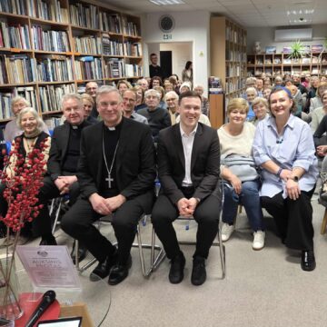 Knygos „Žmogaus širdis sutverta dangui“ pristatymas Trakų viešojoje bibliotekoje Knygos „Žmogaus širdis sutverta dangui“ pristatymas Trakų viešojoje bibliotekoje