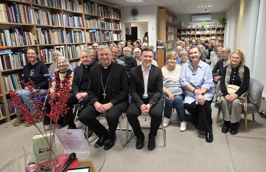 Knygos „Žmogaus širdis sutverta dangui“ pristatymas Trakų viešojoje bibliotekoje Knygos „Žmogaus širdis sutverta dangui“ pristatymas Trakų viešojoje bibliotekoje