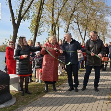 Vievio ežero pakrantėje atidengta Oginskių dinastijai skirta skulptūra