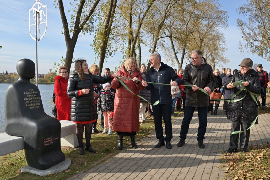 Vievio ežero pakrantėje atidengta Oginskių dinastijai skirta skulptūra