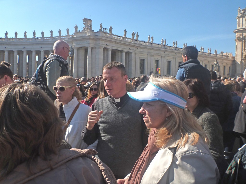 Kun. Mozė Mitkevičius su lietuvių piligrimų grupe Šv. Petro aikštėje per Popiežiaus Pranciškaus audienciją