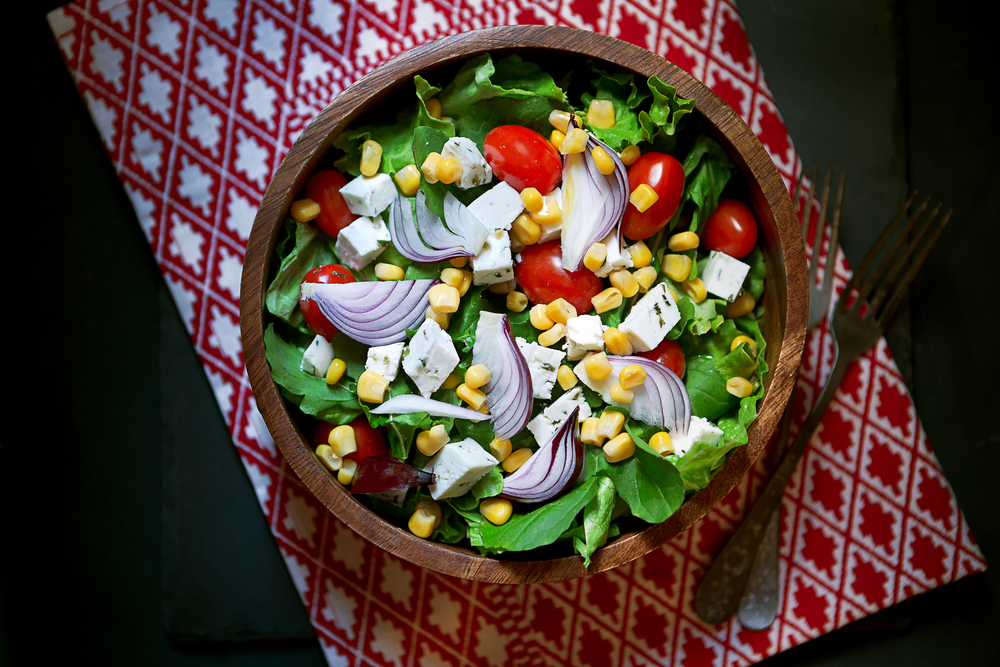 Traškios, žalios ir gardžios: išbandykite tris pavasarinius receptus su šviežiomis salotomis