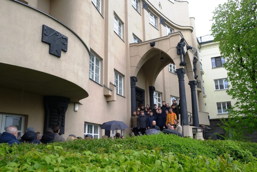 Kaune atidengta atminimo lenta choro „Ąžuoliukas“ įkūrėjui prof. Hermanui Perelšteinui Kaune atidengta atminimo lenta choro „Ąžuoliukas“ įkūrėjui prof. Hermanui Perelšteinui