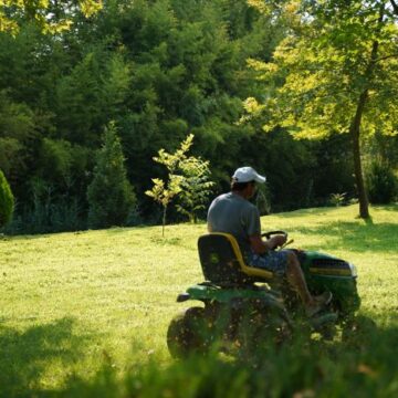 Traktoriukas vejai pjauti – į ką atkreipti dėmesį renkantis?