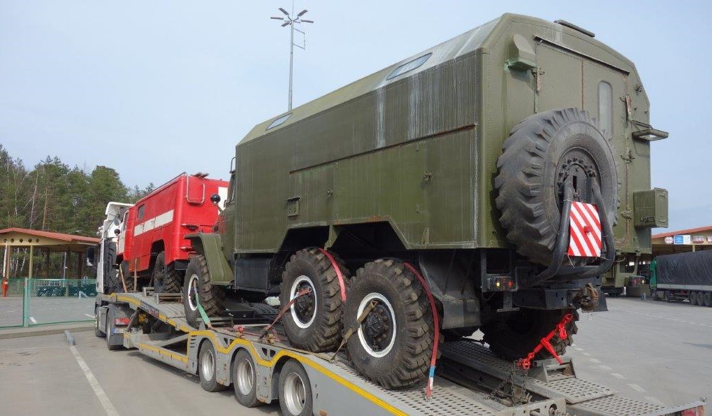 Į Lietuvą vis bandoma įvežti dvejopos paskirties prekių: Raigarde sulaikyti kariniams tikslams skirti sunkvežimiai