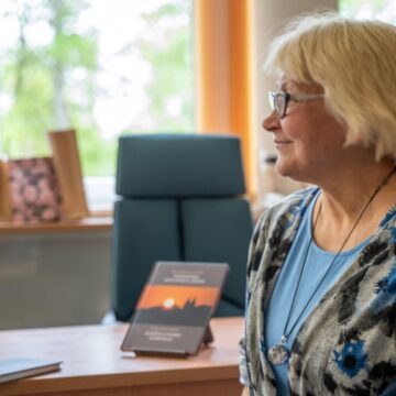 Pristatyta dvikalbė eilėraščių knyga, skirta Aukštadvariui