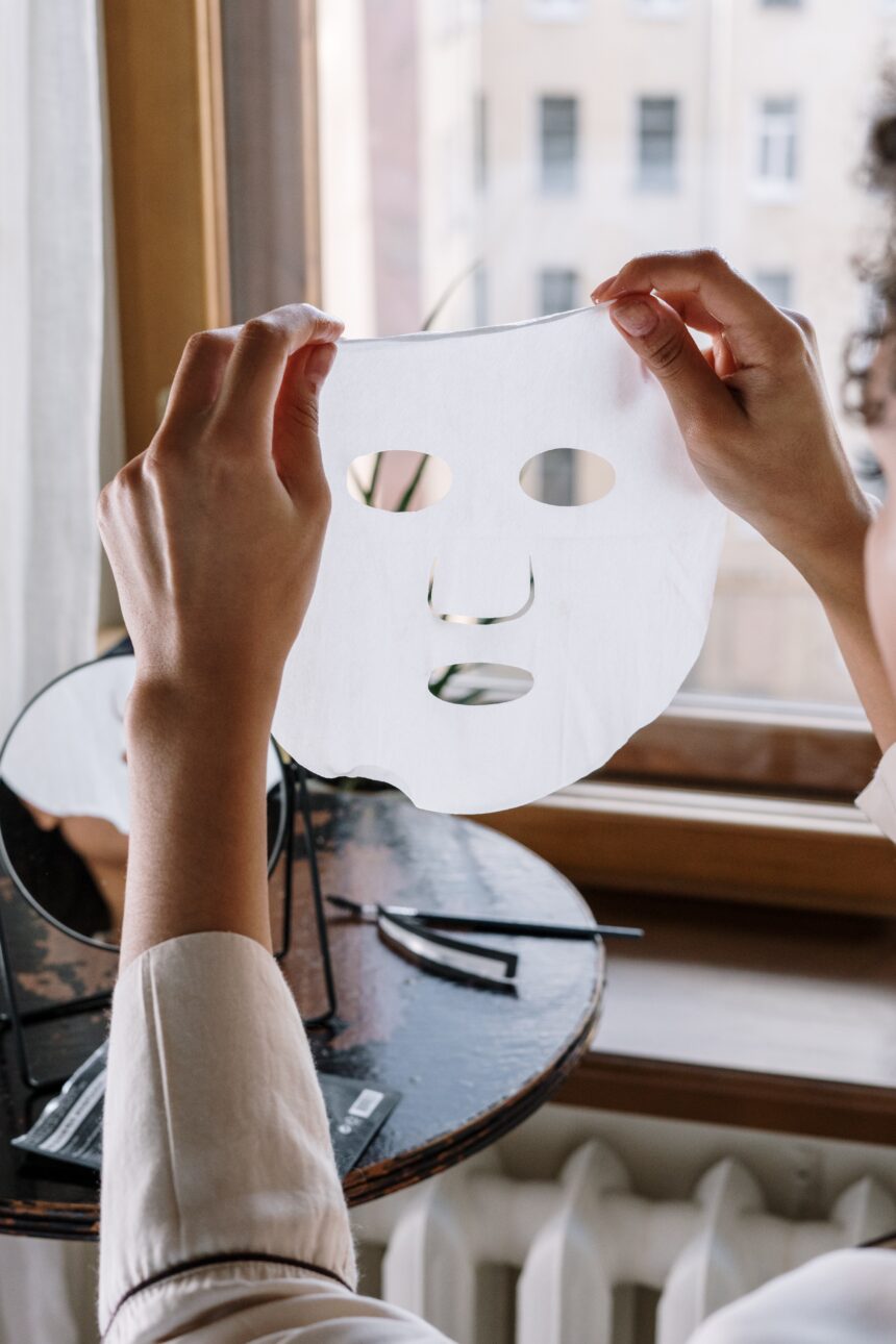 Veido kaukės – neatskiriama veido odos priežiūros dalis: kosmetologė paaiškino, į ką atkreipti dėmesį