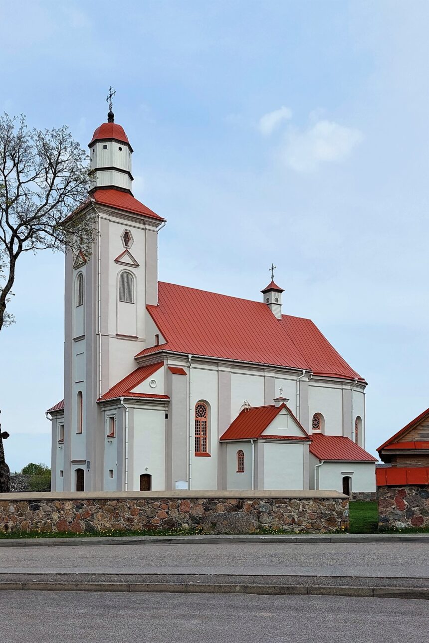 Videniškių Šv. Lauryno bažnyčia svečius pasitinka atnaujintais fasadais ir stogu