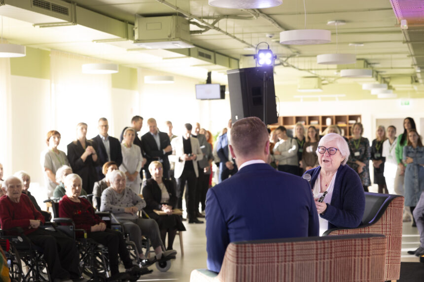 Pirmieji tokie namai Lietuvoje: į modernius senjorų namus Vievyje senolė atvyko tiesiai iš JAV