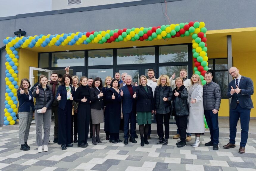 Lietuva atstatė karo nuniokotą mokyklą Borodiankoje: į klases sugrįžta 700 moksleivių Lietuva atstatė karo nuniokotą mokyklą Borodiankoje: į klases sugrįžta 700 moksleivių