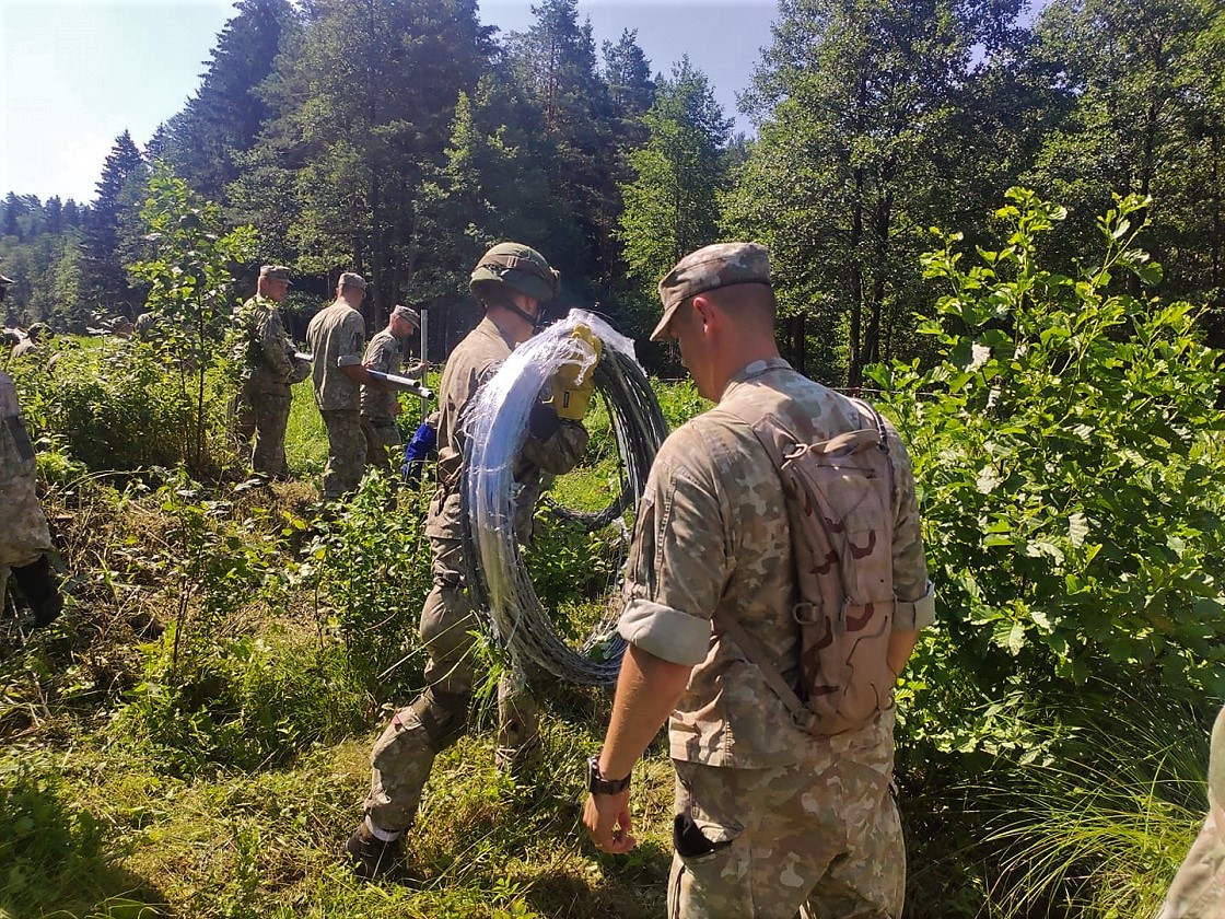 Lietuvos kariuomenė artimiausiu metu prisidės prie migrantų apgyvendinimo vietų apsaugos