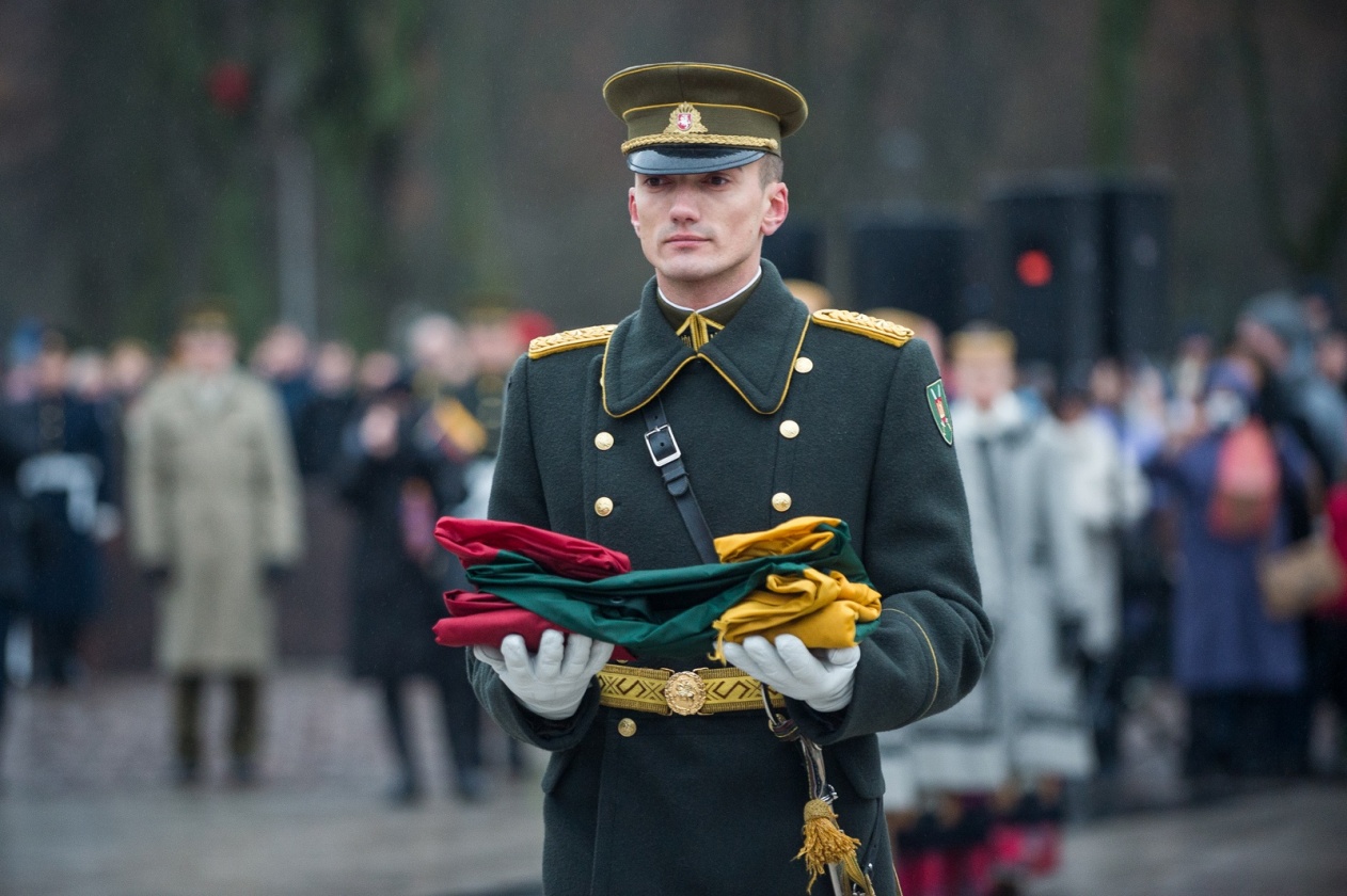 2020 metų Gedimino pilies bokšto Lietuvos valstybinė vėliava bus perduota saugoti Garliavos Juozo Lukšos gimnazijai 2020 metų Gedimino pilies bokšto Lietuvos valstybinė vėliava bus perduota saugoti Garliavos Juozo Lukšos gimnazijai