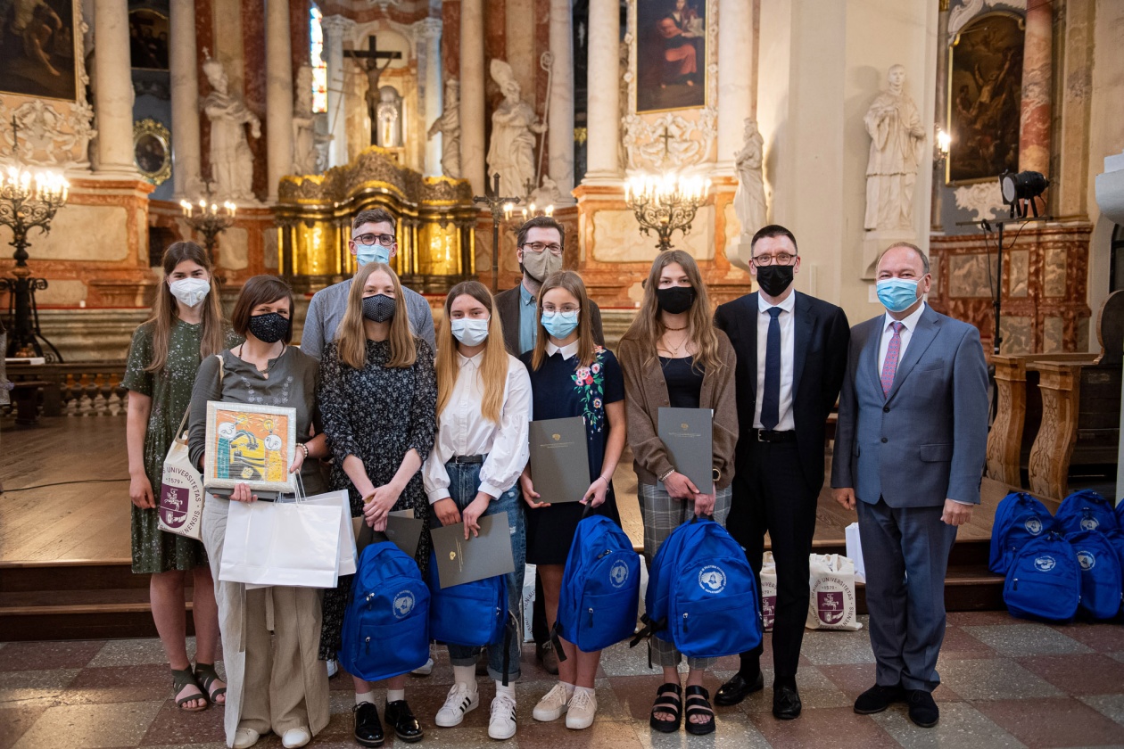 Įteikti nacionalinio mokinių konkurso „Praeities stiprybė – dabarčiai“ apdovanojimai