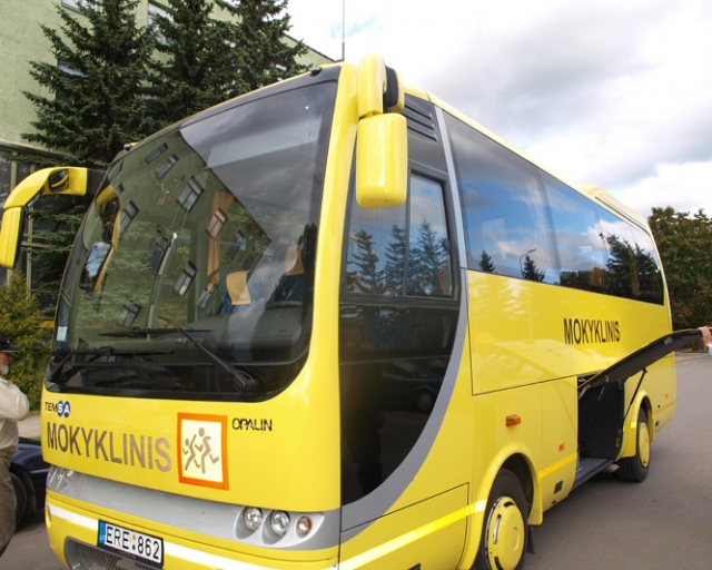 Baltarusijos Pelesos vidurinei mokyklai lietuvių mokomąja kalba bus perduotas naujas mokyklinis autobusas